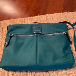A Henri Bender crossbody in green.